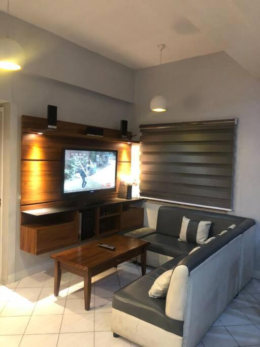 3br 70sqm Free Internet, Penthouse Unit In Ermita, Near Us Embassy Apartamento Manila