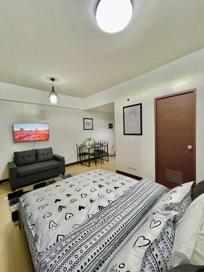 Two Palm Tree Villas Newport-elegante Condotel Type * Manila