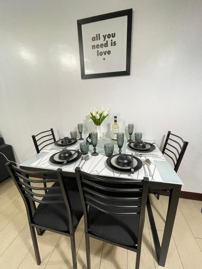 Two Palm Tree Villas Newport-elegante Condotel Type Manila
