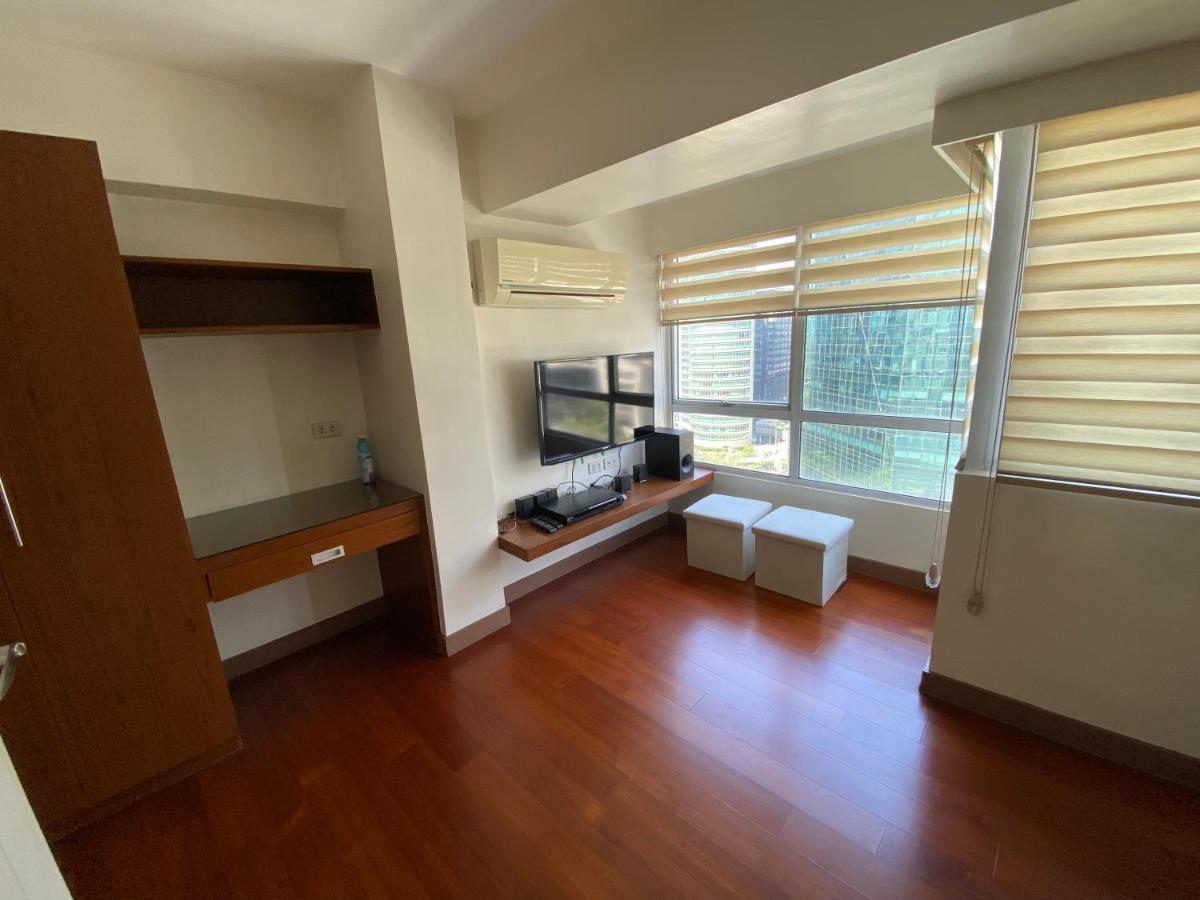 Apartment Comfy And Cozy 2br In Bgc With Wifi And Netflix