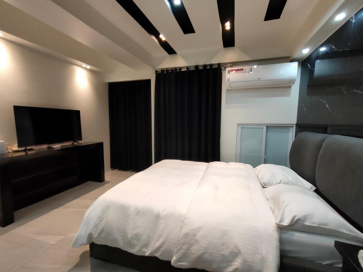 Burgundy Mckinley Place Service Apartment Manila