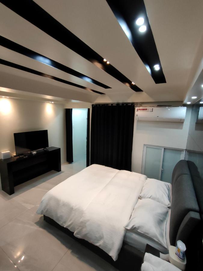 Burgundy Mckinley Place Service Apartment Apartment *