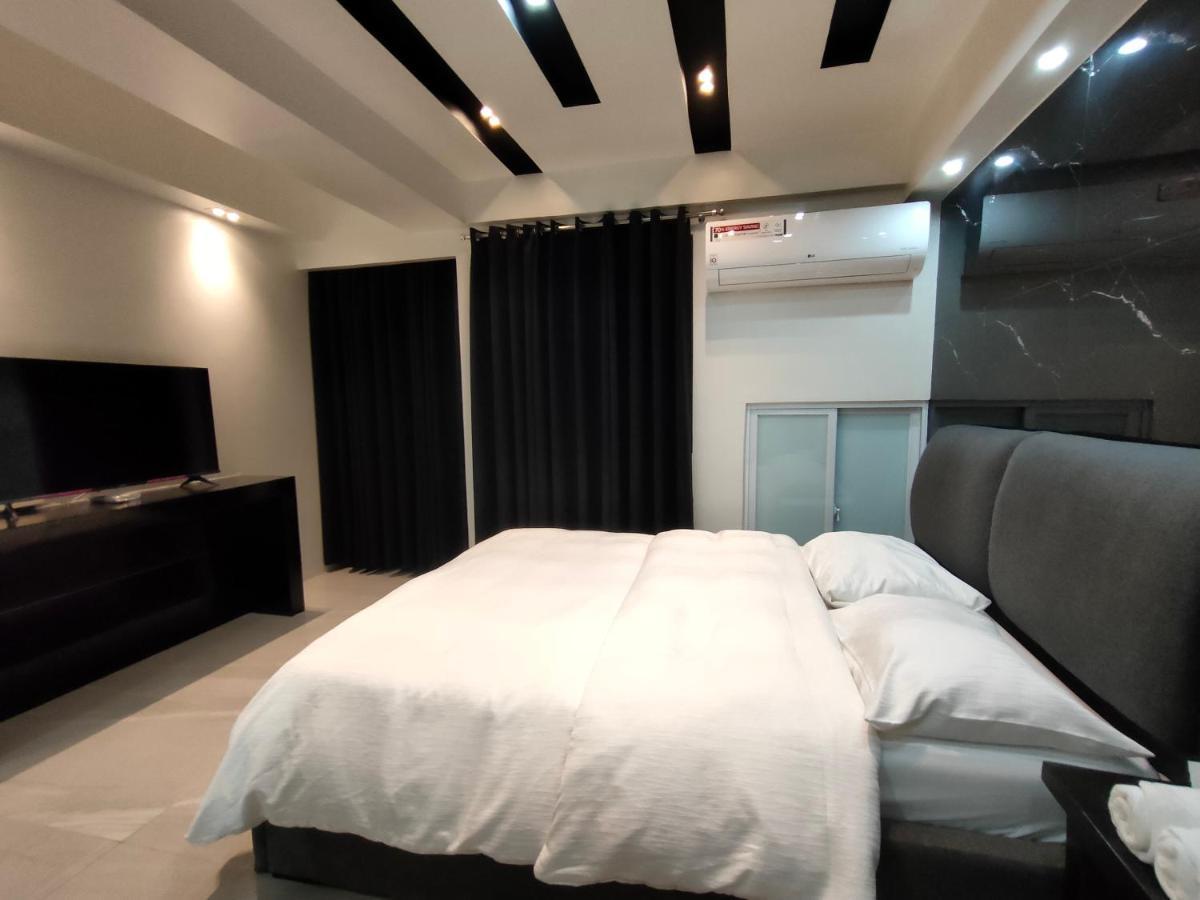 Burgundy Mckinley Place Service Apartment * Manila