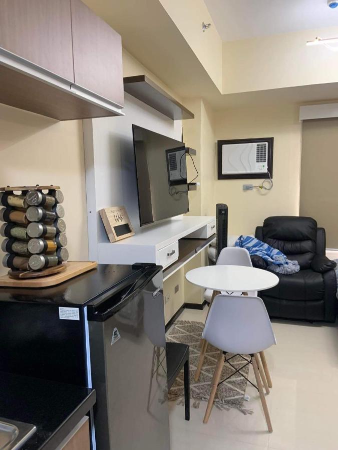 Q Radiance: Airport-adjacent Urban Oasis Apartment *