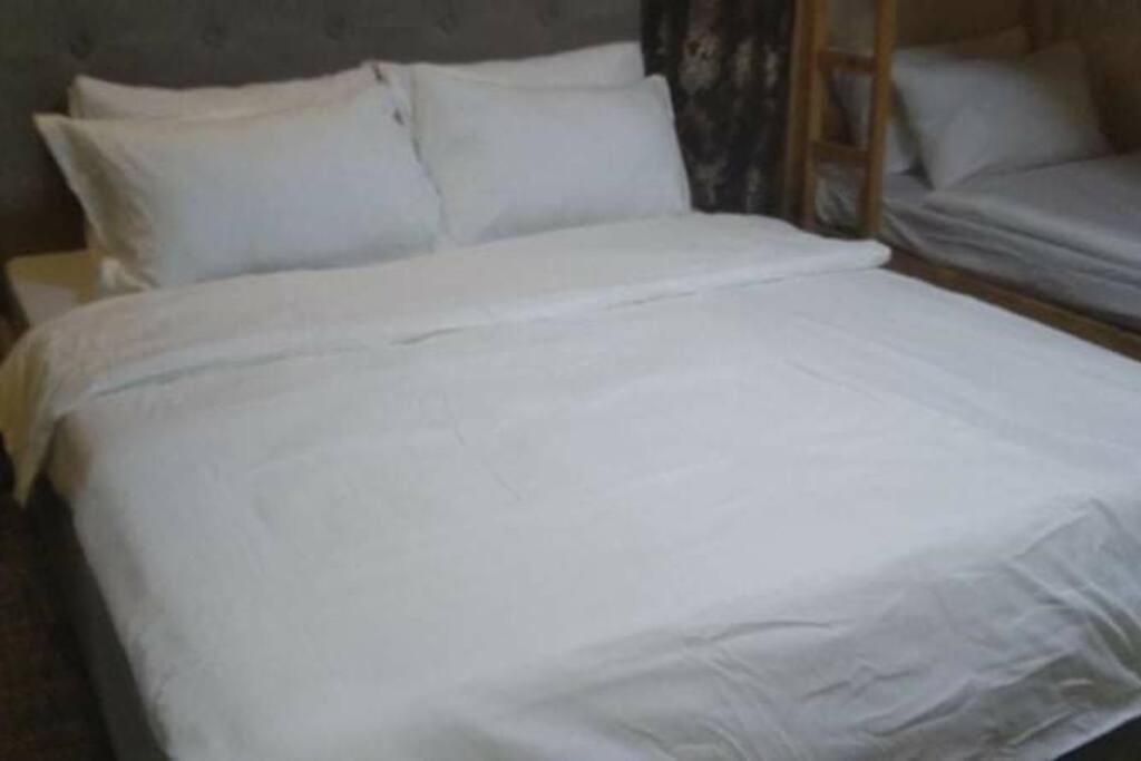 Apartment A2j Luxury 1br Balcony Near Venice Mall Bgc *