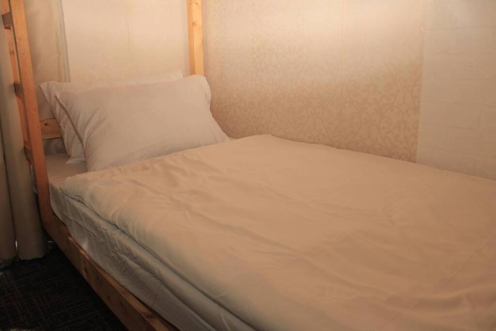 Apartment A2j Luxury 1br Balcony Near Venice Mall Bgc