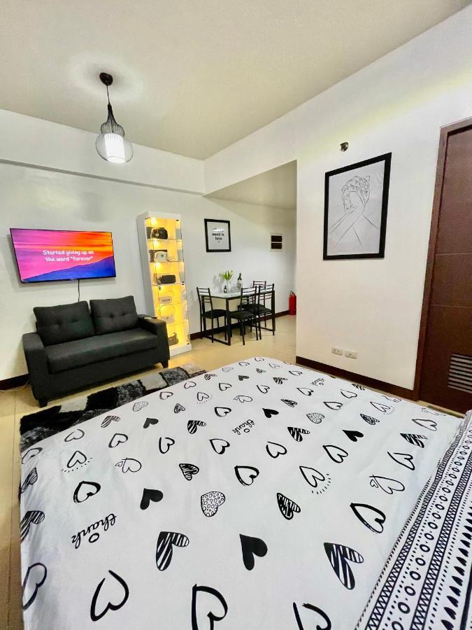 Two Palm Tree Villas Newport-elegante Condotel Type Manila