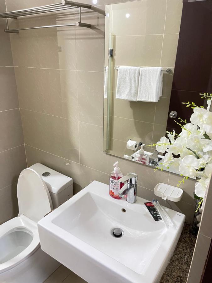 Two Palm Tree Villas Newport-elegante Condotel Type Manila