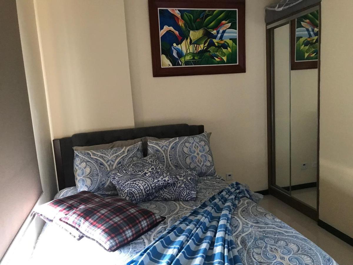 Q Radiance: Airport-adjacent Urban Oasis Apartment *