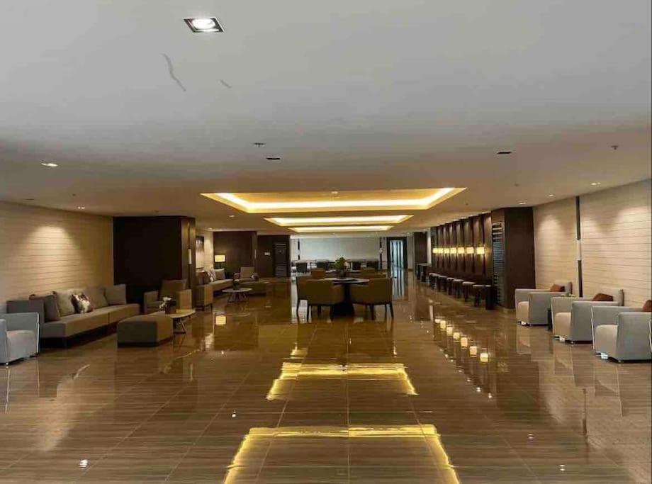 In Air Residences, Makati With Wifi, Netflix, Pool, Mall And