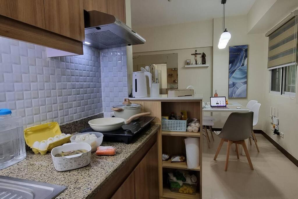 A Cozy 2 Bedroom In Metro Apartment *