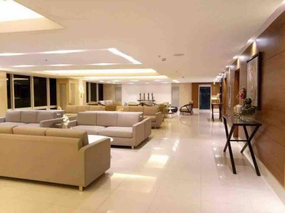 Breeze Residences - 1br Unit With Balcony -top Floor Apartment Manila