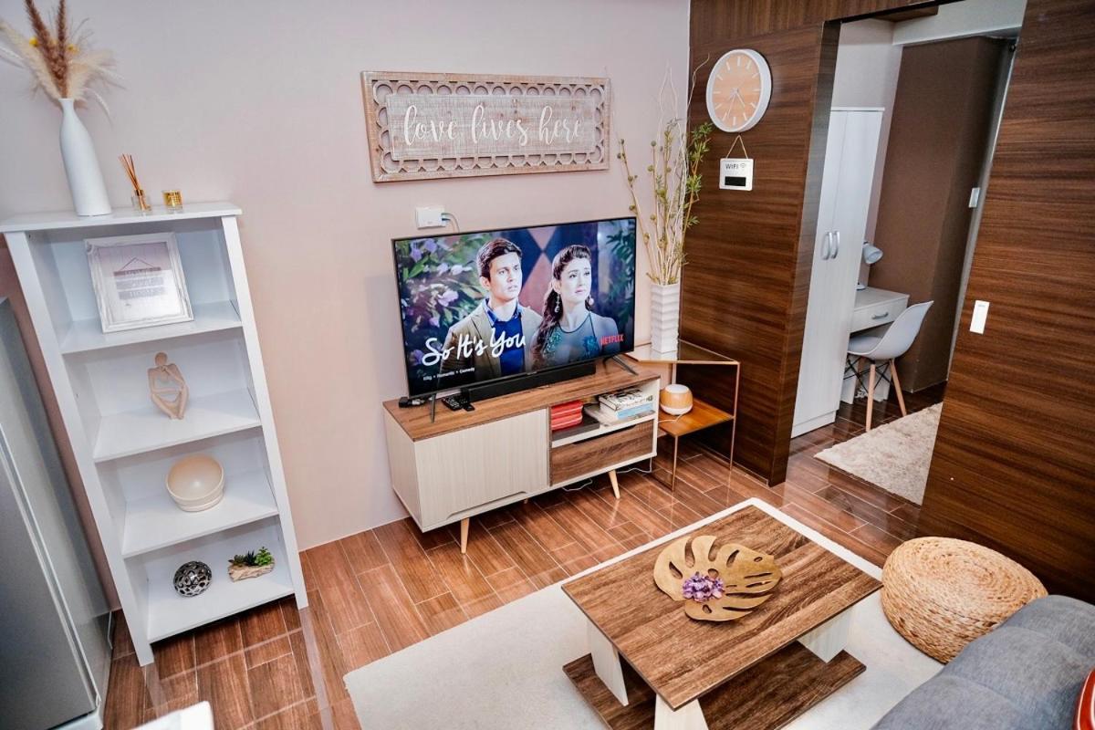 Apartment Luxe Dashaus At Air Makati With Balcony - Skyline View