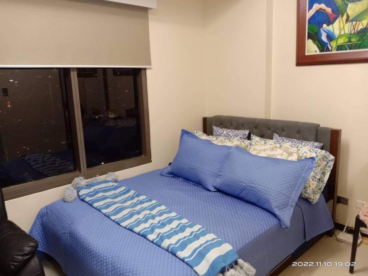 Q Radiance: Airport-adjacent Urban Oasis Apartment *