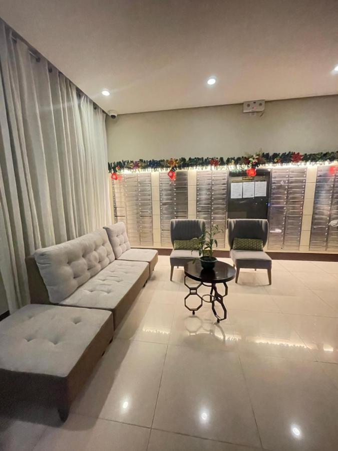 Two Palm Tree Villas Newport-elegante Condotel Type Manila