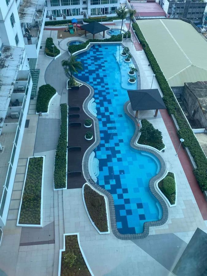 Apartment Family Size Staycation In Makati With New Year's Firework Balcony View Manila