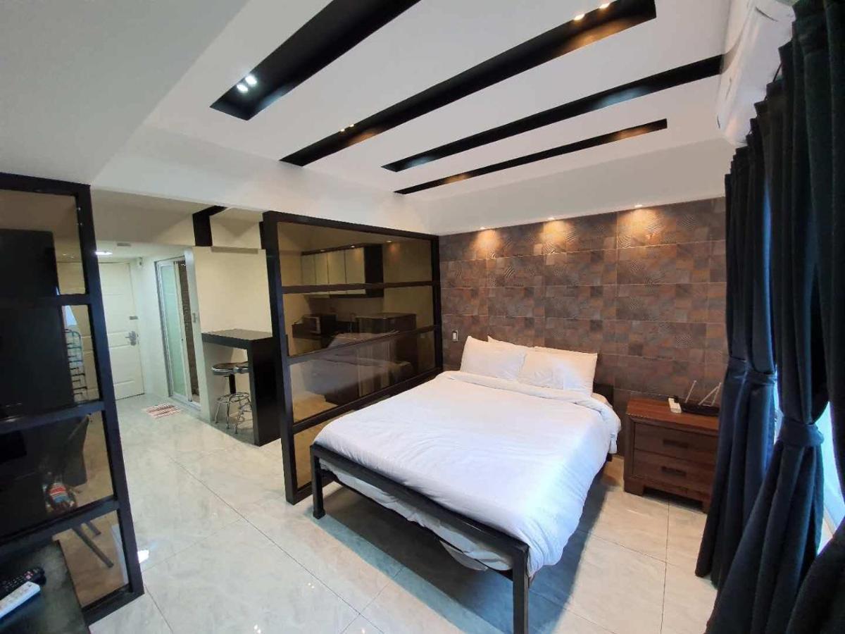 Burgundy Mckinley Place Service Apartment Apartment Manila