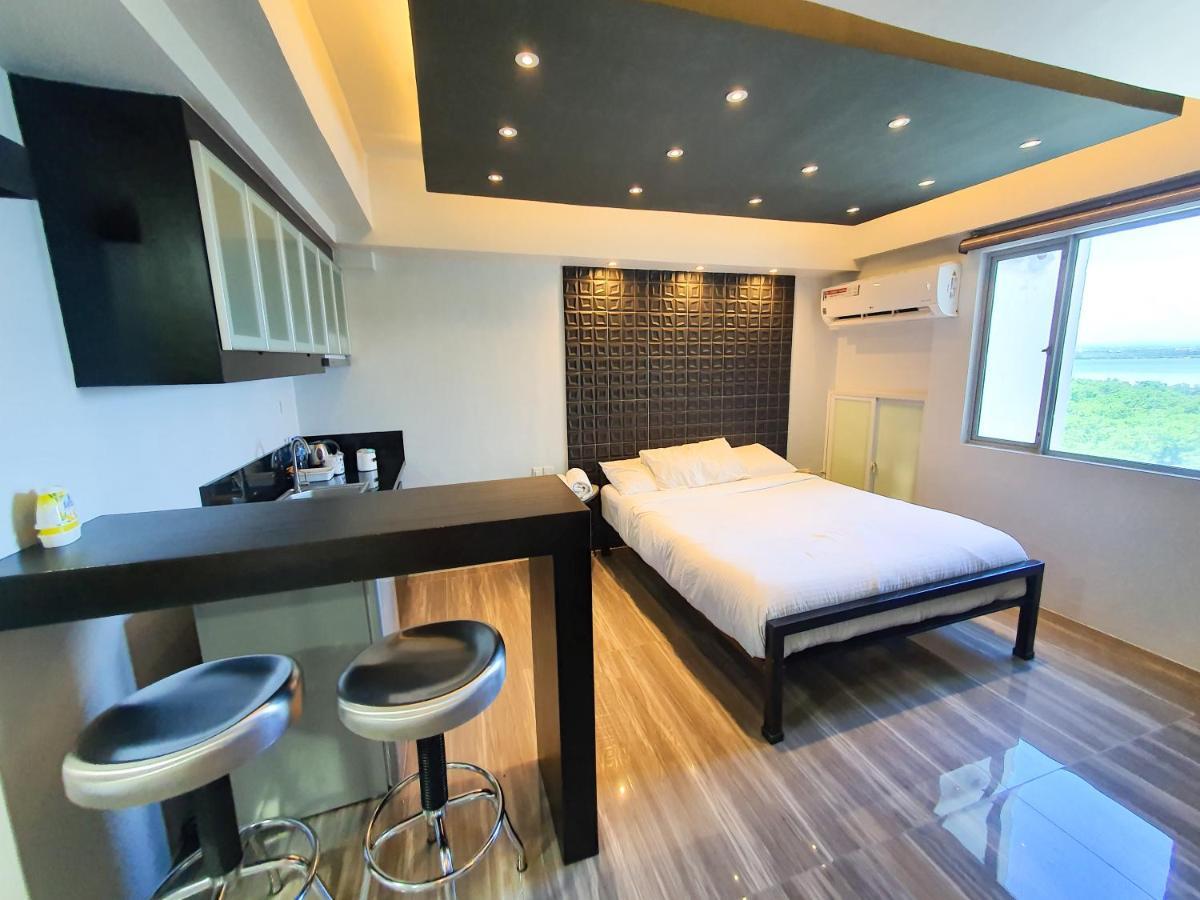Burgundy Mckinley Place Service Apartment *