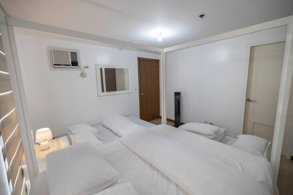 A2j Luxury 1br Balcony Venice Near Malls Manila
