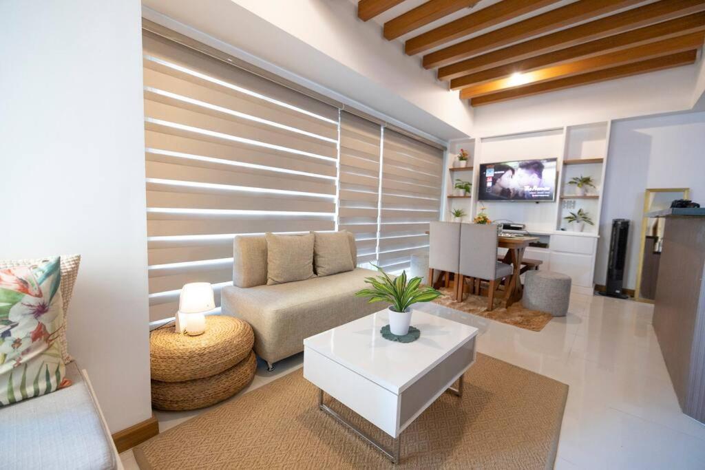 A2j Luxury 1br Balcony Venice Near Malls Apartamento Manila