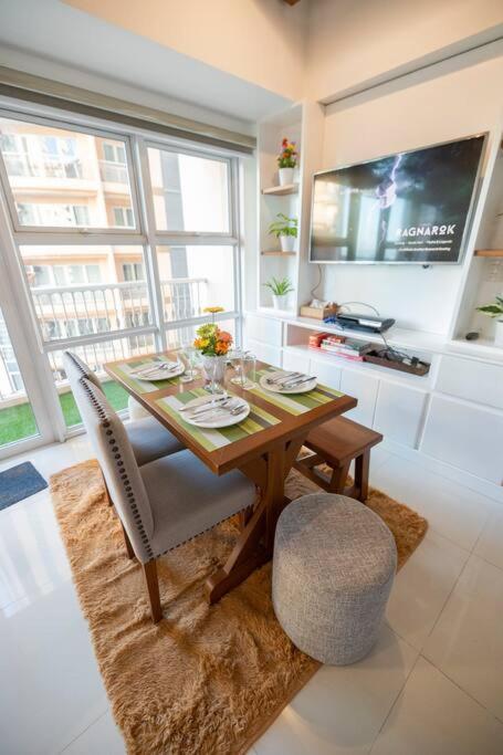 A2j Luxury 1br Balcony Venice Near Malls * Manila