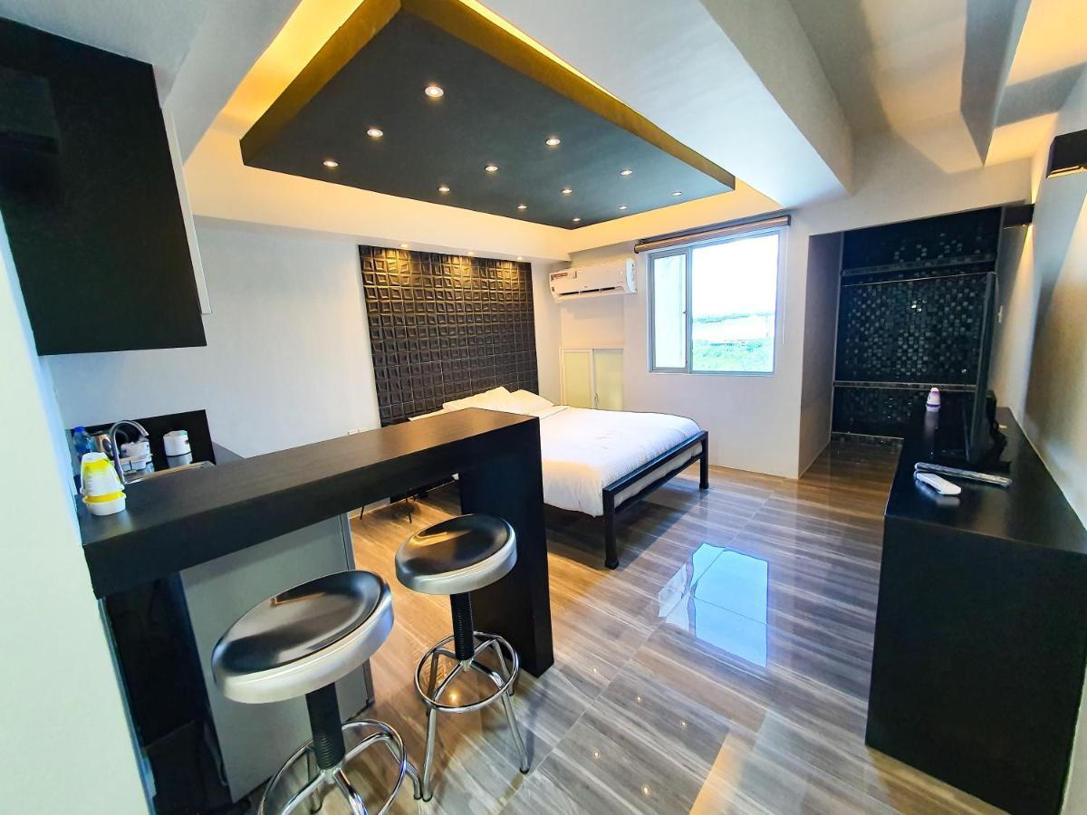 Burgundy Mckinley Place Service Apartment Apartment