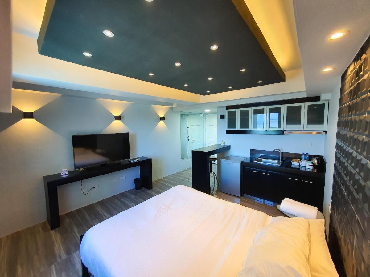 Burgundy Mckinley Place Service Apartment *