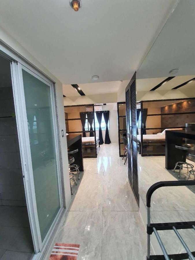 Burgundy Mckinley Place Service Apartment *