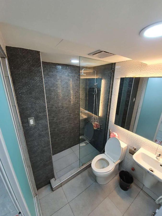 Burgundy Mckinley Place Service Apartment Manila