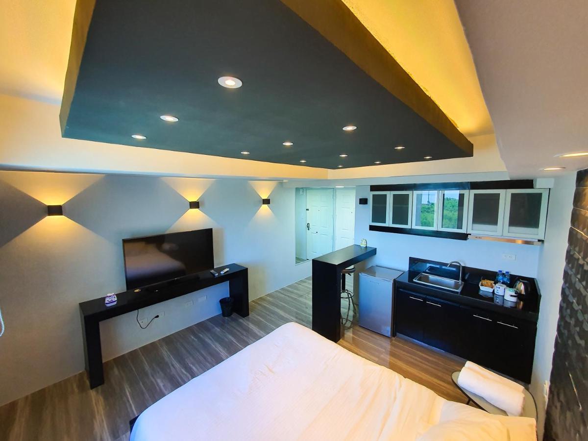 Burgundy Mckinley Place Service Apartment Apartment