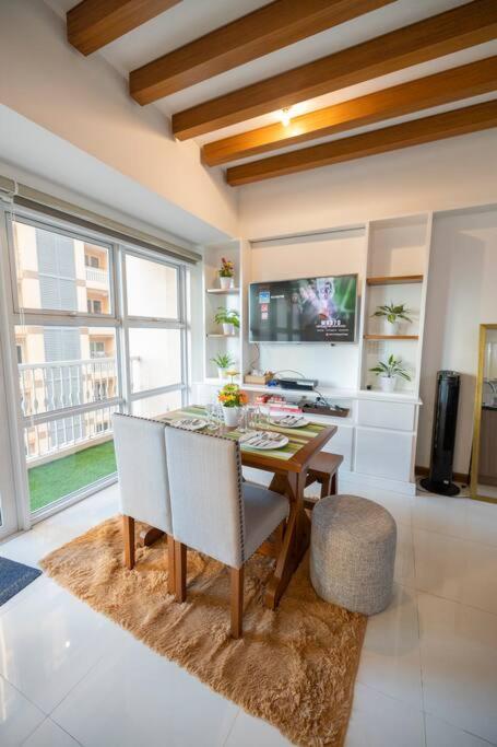 Apartamento A2j Luxury 1br Balcony Venice Near Malls Manila