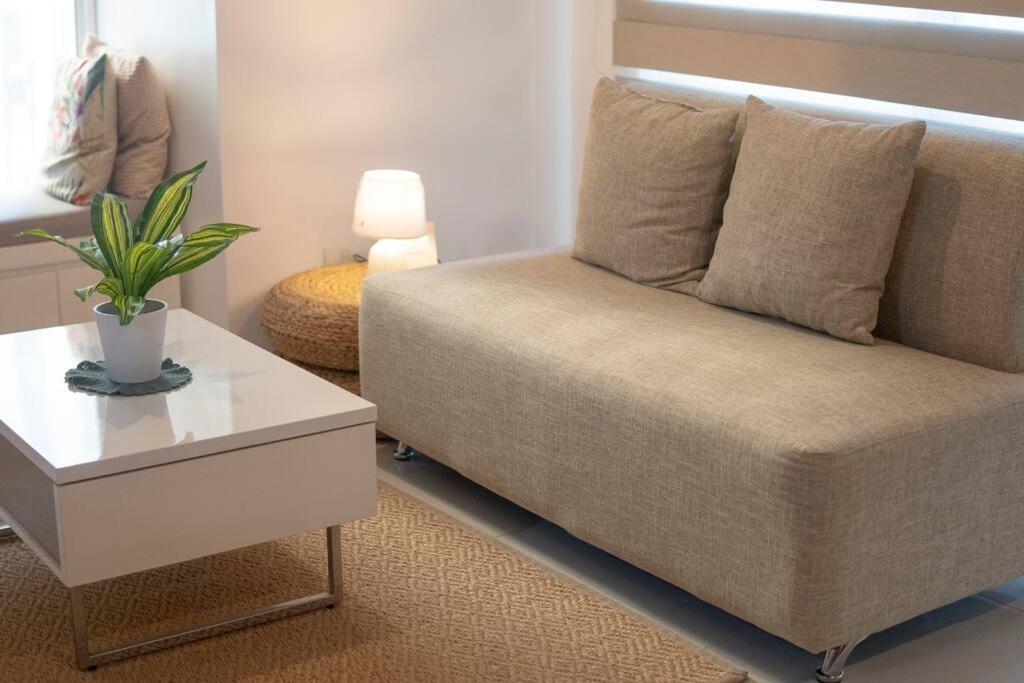 A2j Luxury 1br Balcony Venice Near Malls Manila