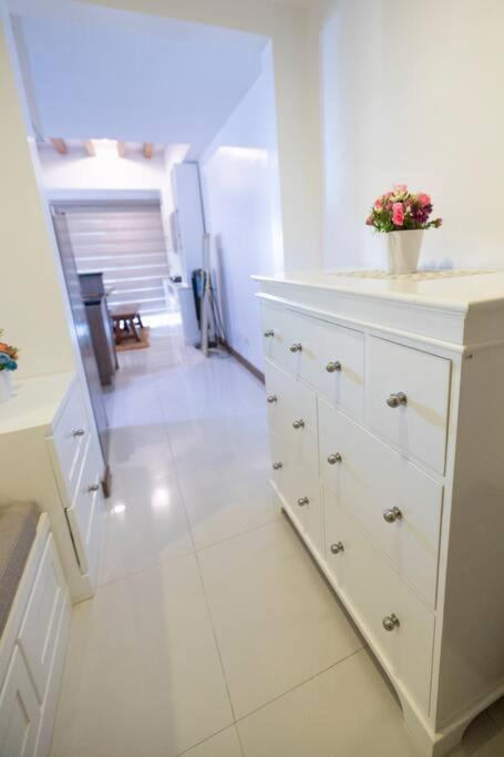 A2j Luxury 1br Balcony Venice Near Malls Manila