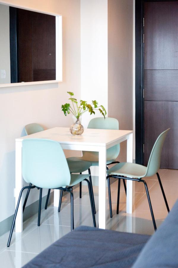 Uptown Parksuites Tower 2 Bgc By Ph Staycation Apartment