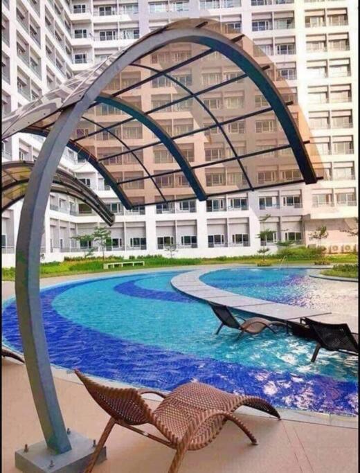 Retreat: Wi-fi, Netflix & Pool Access Near Bgc Apartment