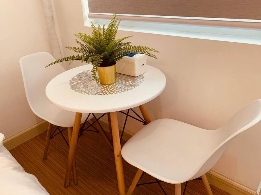 Retreat: Wi-fi, Netflix & Pool Access Near Bgc Apartment Manila