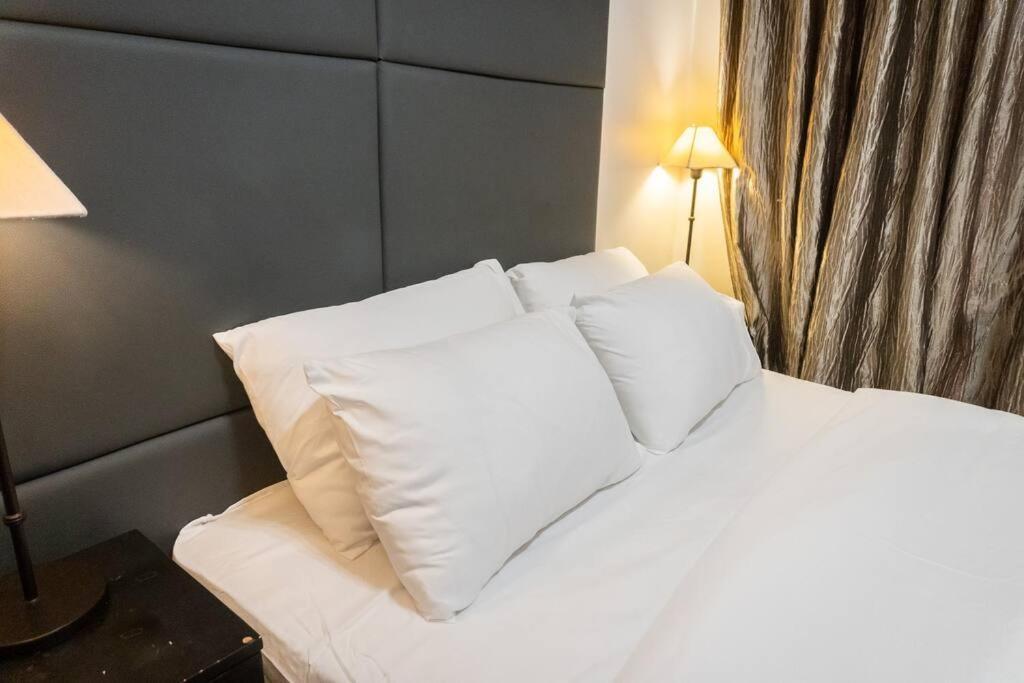 A2j Luxury 1br Near Venice Mall Bgc Taguig *