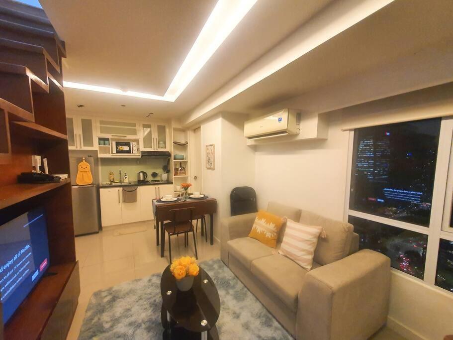 Bgc Taguig Cozy 2 Bedroom Loft, With Stunning Bgc Skyline View!