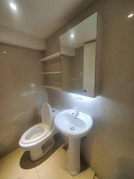 Bgc Taguig Cozy 2 Bedroom Loft, With Stunning Bgc Skyline View!