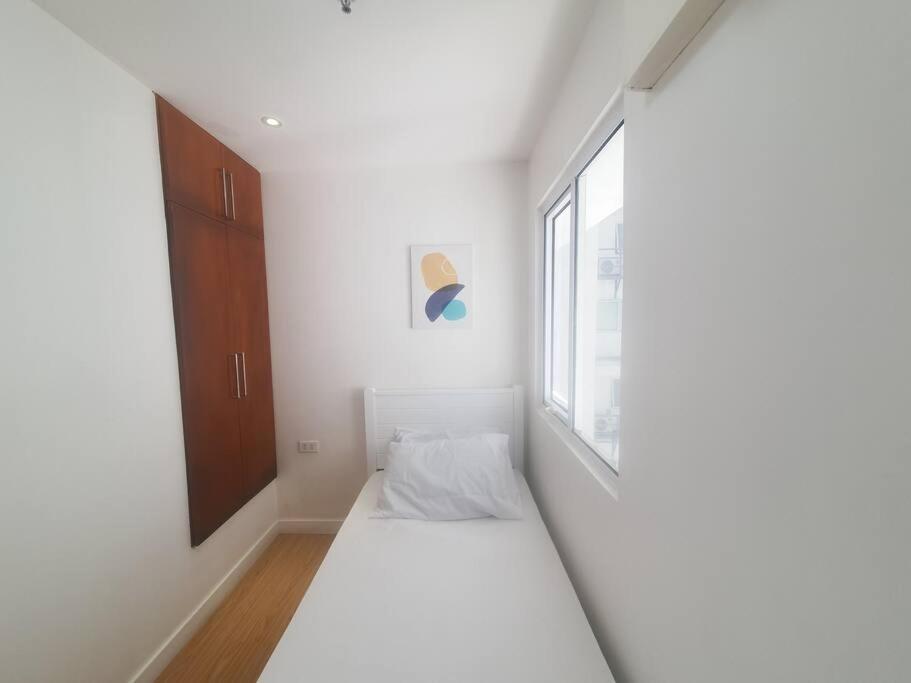 Apartment Bgc Taguig Cozy 2 Bedroom Loft, With Stunning Bgc Skyline View!