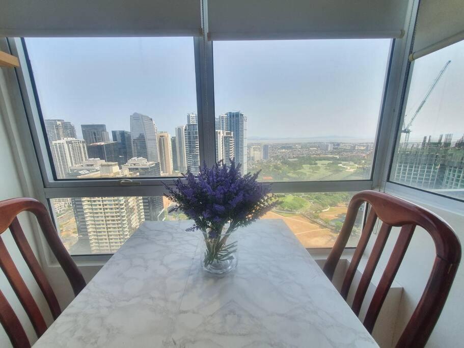 Bgc Taguig Cozy 2 Bedroom Loft, With Stunning Bgc Skyline View!