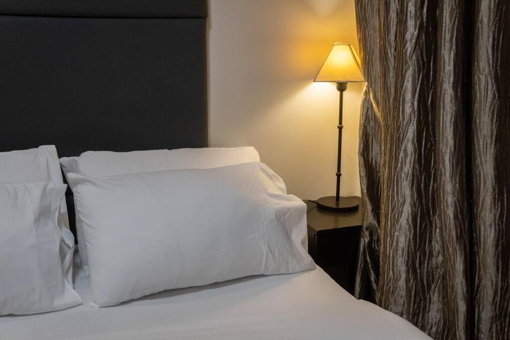 A2j Luxury 1br Near Venice Mall Bgc Taguig *