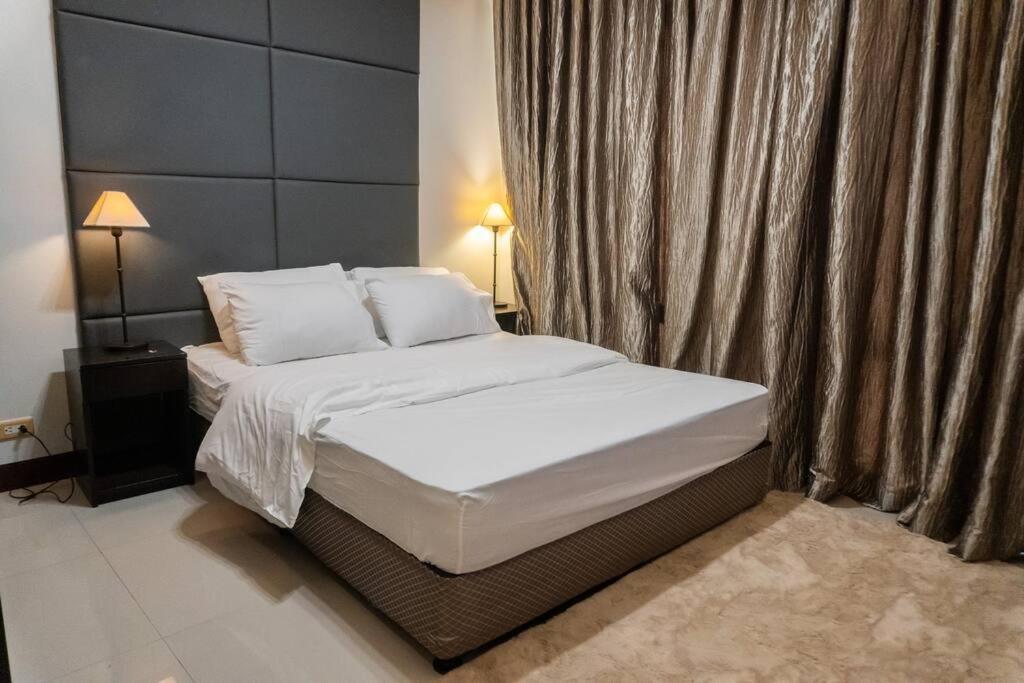 A2j Luxury 1br Near Venice Mall Bgc Taguig Manila