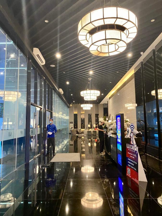 Luxe Dashaus At Air Makati With Balcony - Skyline View