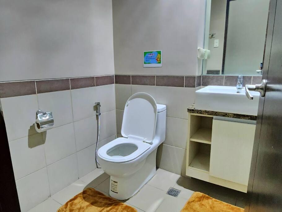 Stunning 1 Bedroom Bay View Flat With Spacious Balcony Manila