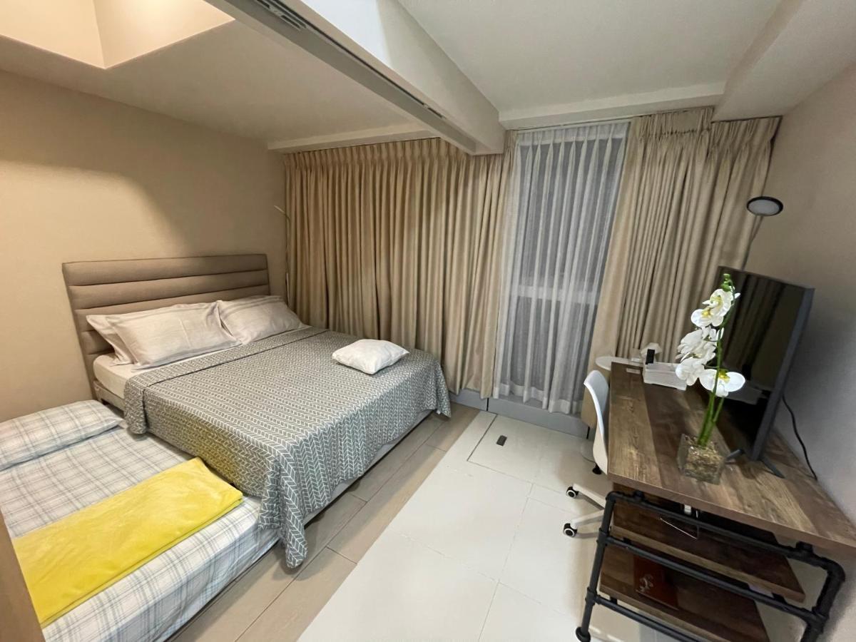 1 Bedroom Uptown Parksuites Bgc, High Floor, Morning Sun