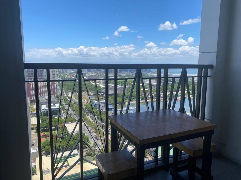 Stunning 1 Bedroom Bay View Flat With Spacious Balcony Manila