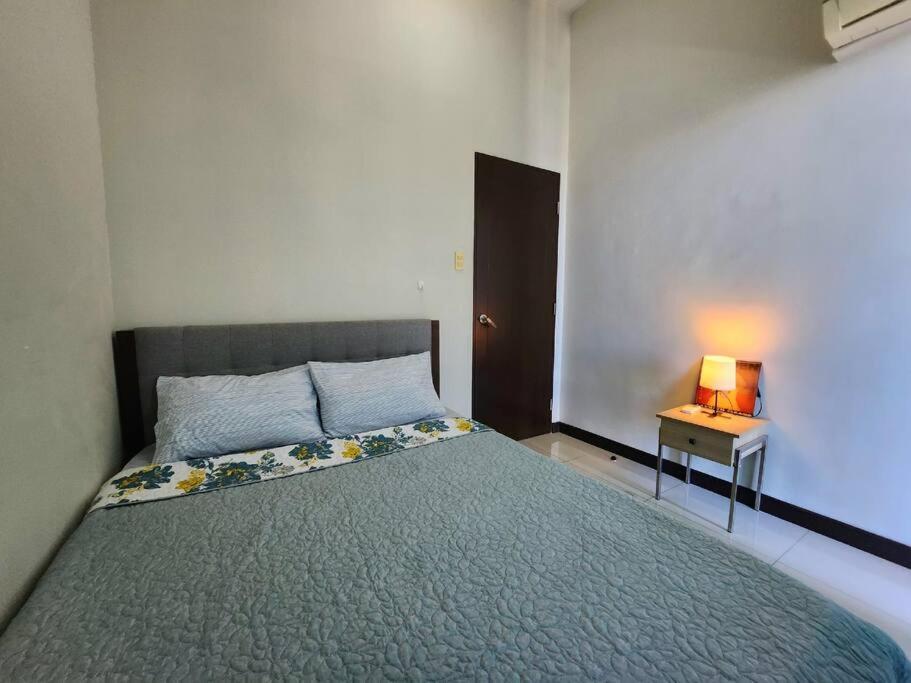 Stunning 1 Bedroom Bay View Flat With Spacious Balcony * Manila