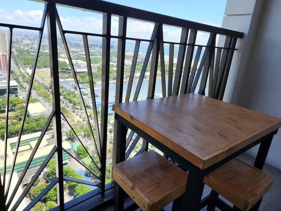 Apartment Stunning 1 Bedroom Bay View Flat With Spacious Balcony Manila