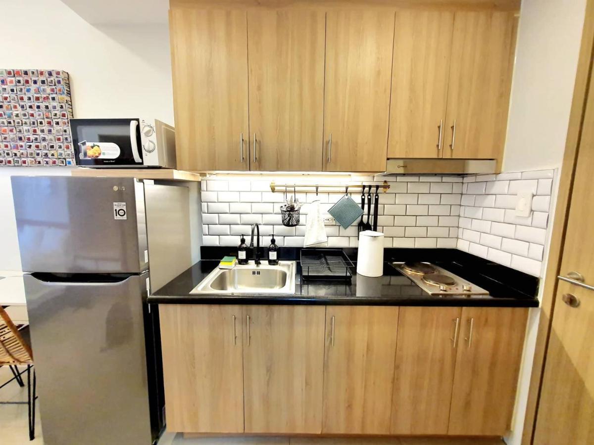 Aparthotel Modern Minimalist W/ Pool View In Shore 2 Manila